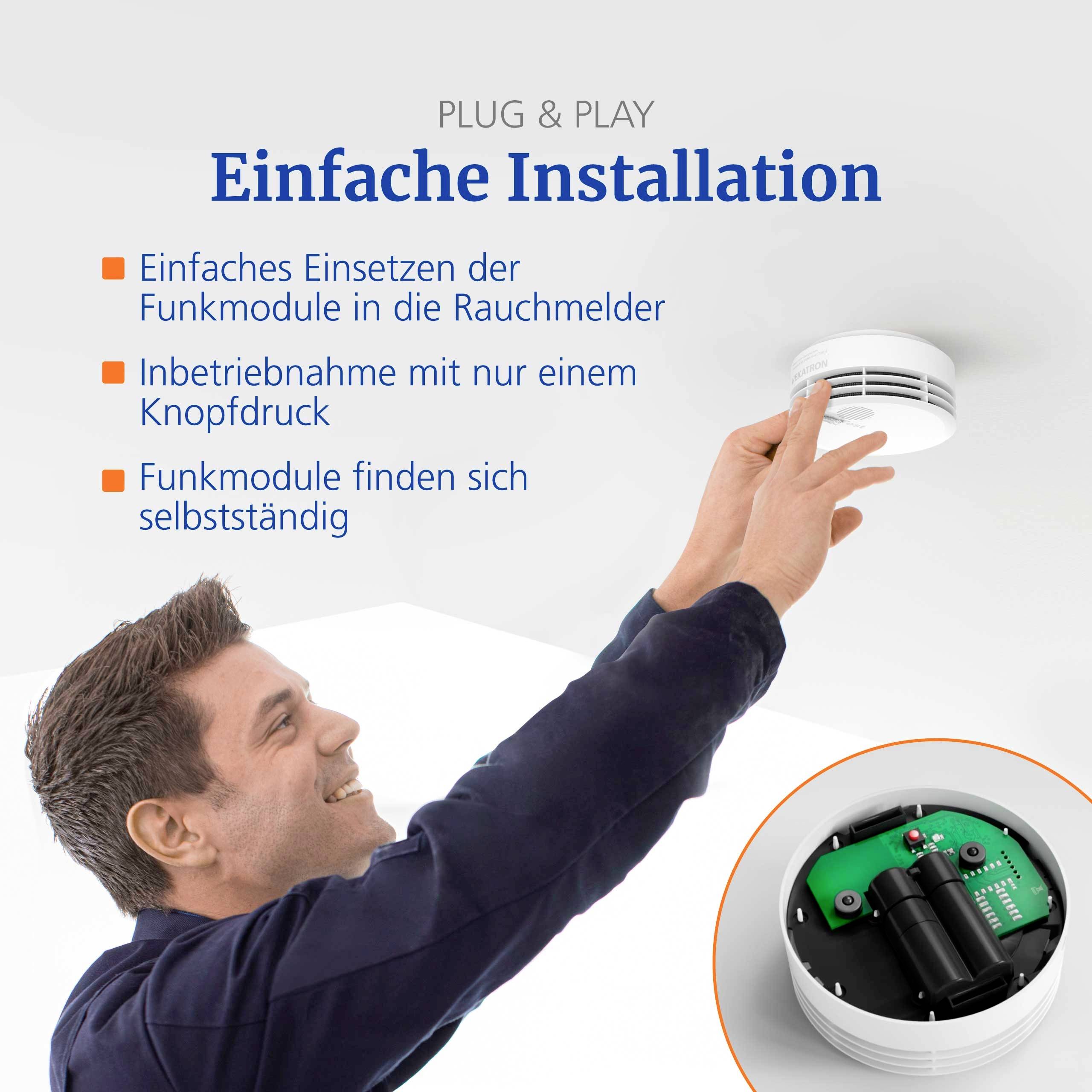 Une personne installe un détecteur de fumée avec facilité, mettant en avant « Plug & Play » et « Installation facile » avec des caractéristiques en liste à puces en allemand.