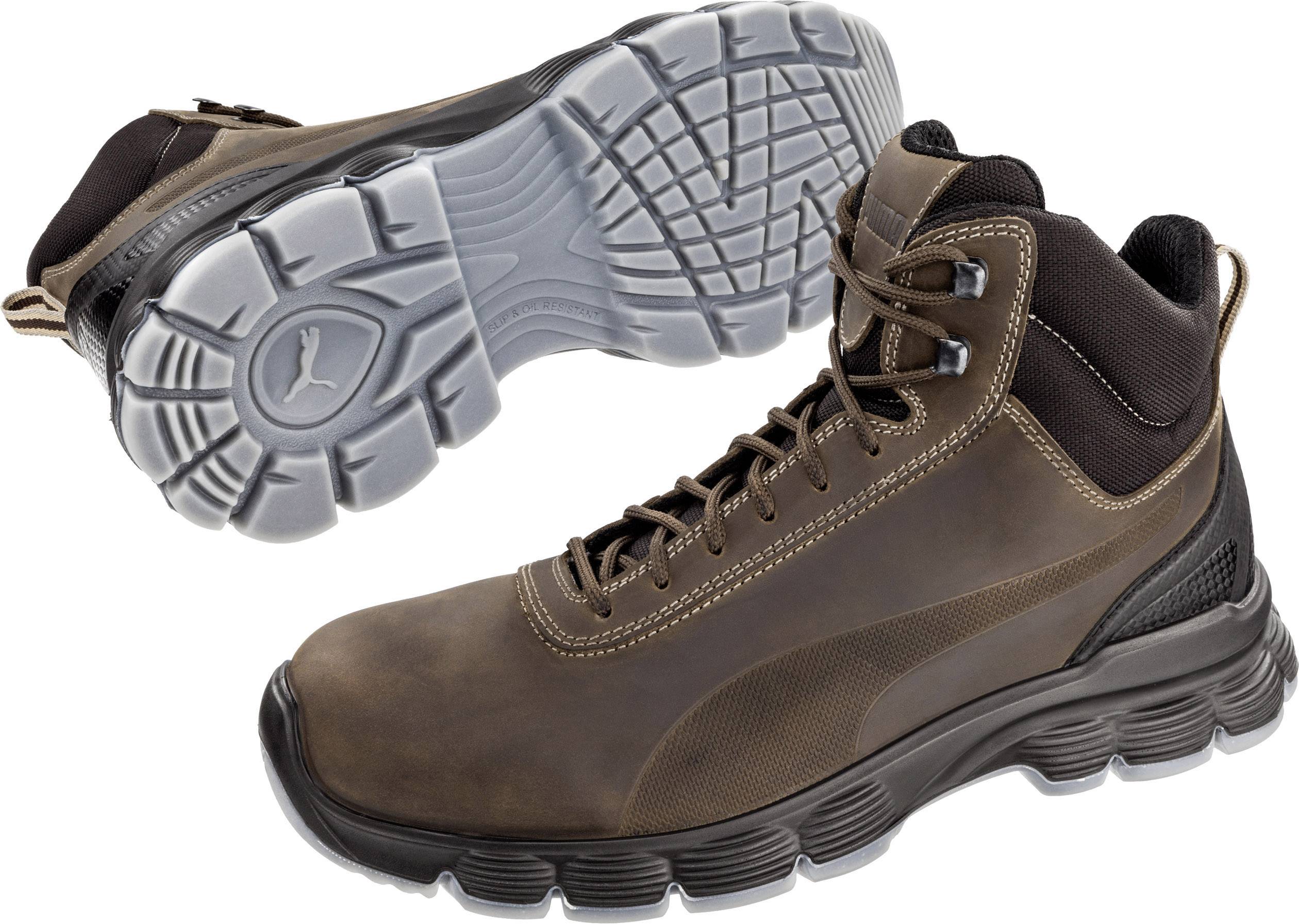 Deux bottes brunes avec une semelle épaisse et profilée en caoutchouc, dans un design sportif, sur un fond blanc.