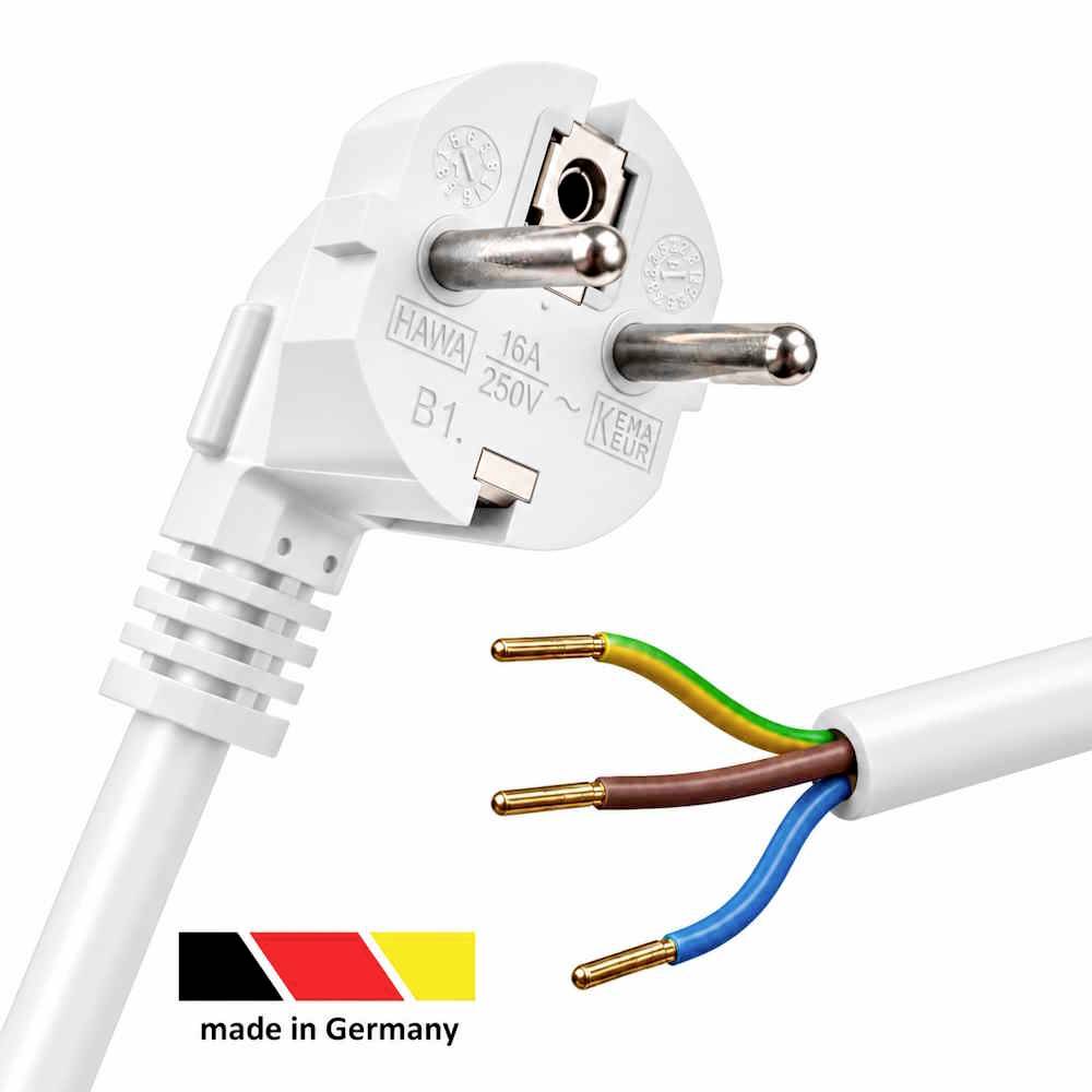 Gros plan d'une fiche électrique européenne et des fils de câble dénudés, avec l'étiquette « fabriqué en Allemagne », montrant les composants de connexion électrique.