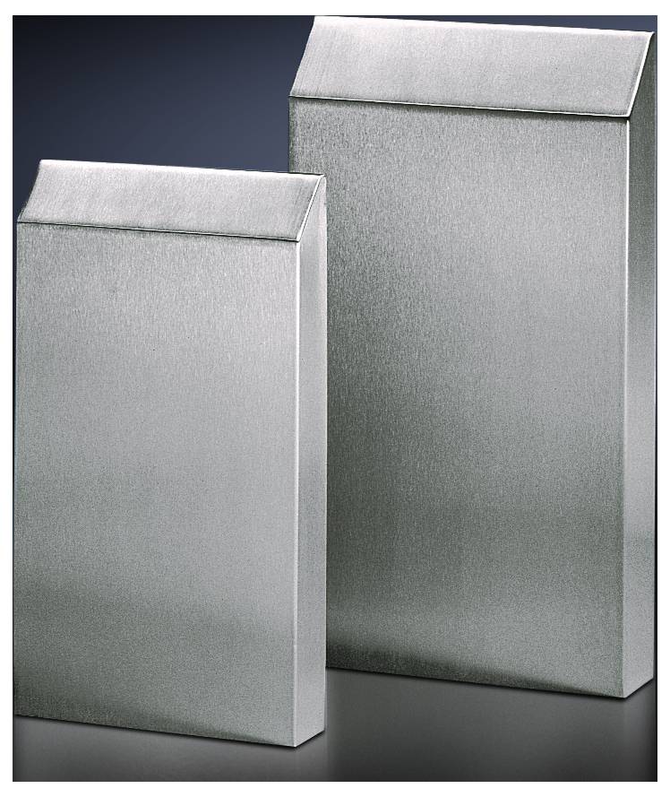 Deux boîtes rectangulaires métalliques devant un fond sombre. De tailles différentes, design moderne et épuré.