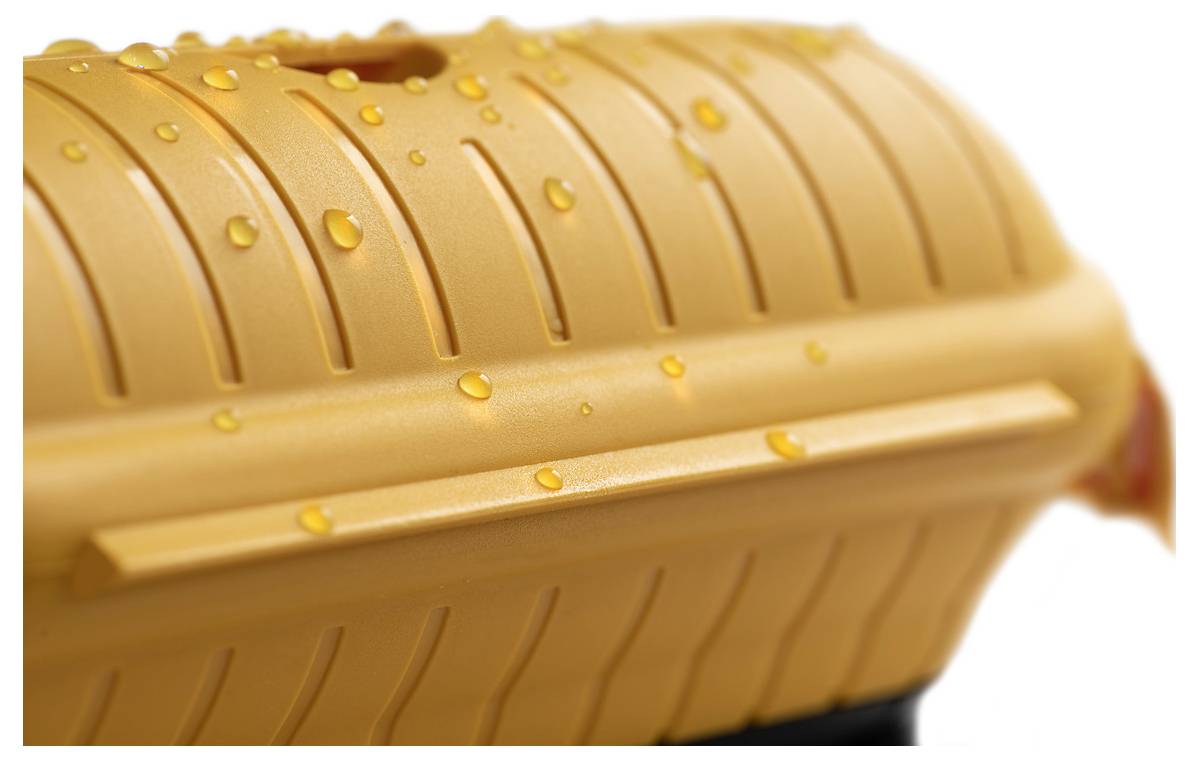 Gros plan d'une couverture en plastique nervuré orange avec des gouttelettes d'eau dessus sur un fond blanc.