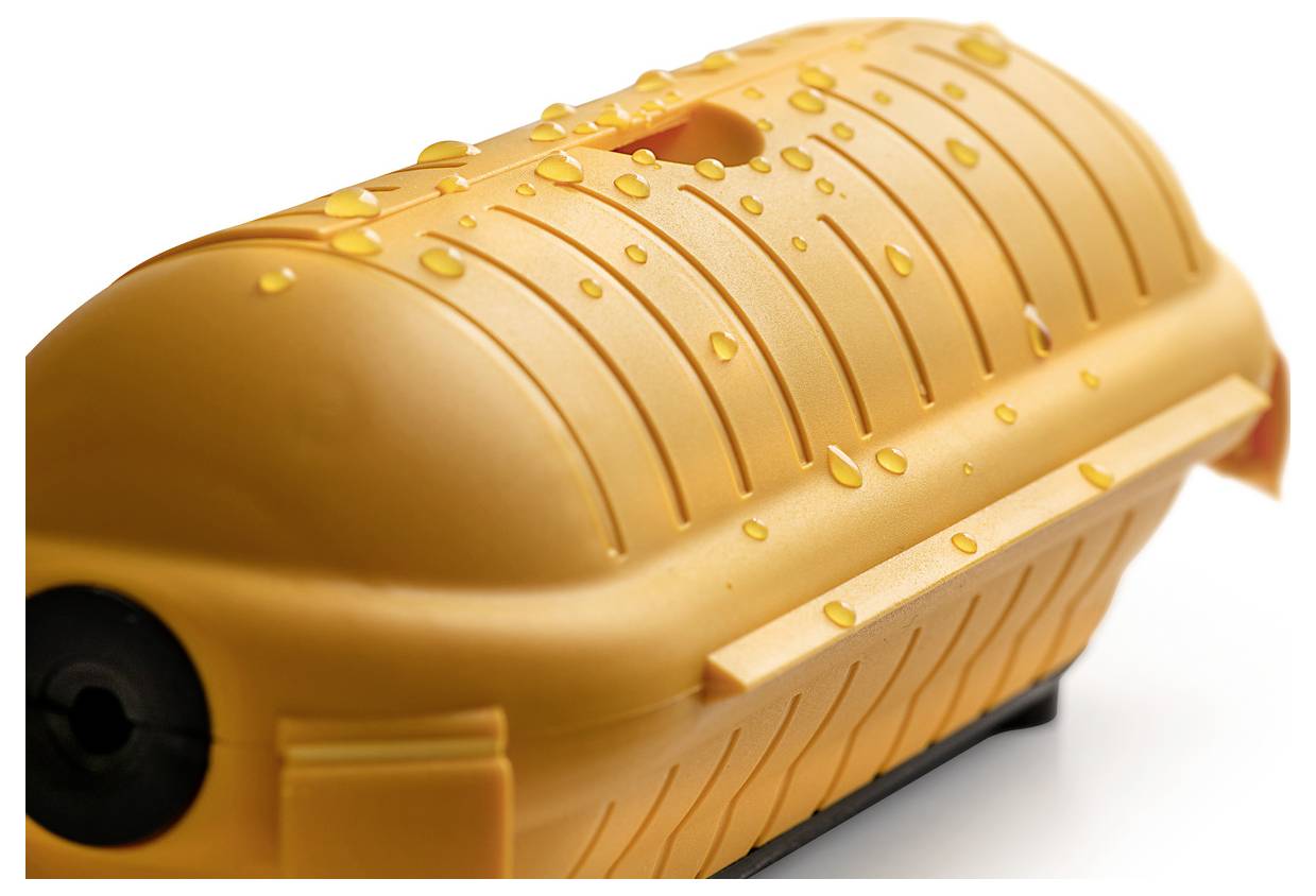 Gros plan d'un appareil ou étui en plastique jaune-orange avec des gouttelettes d'eau dessus, montré sur un fond blanc.