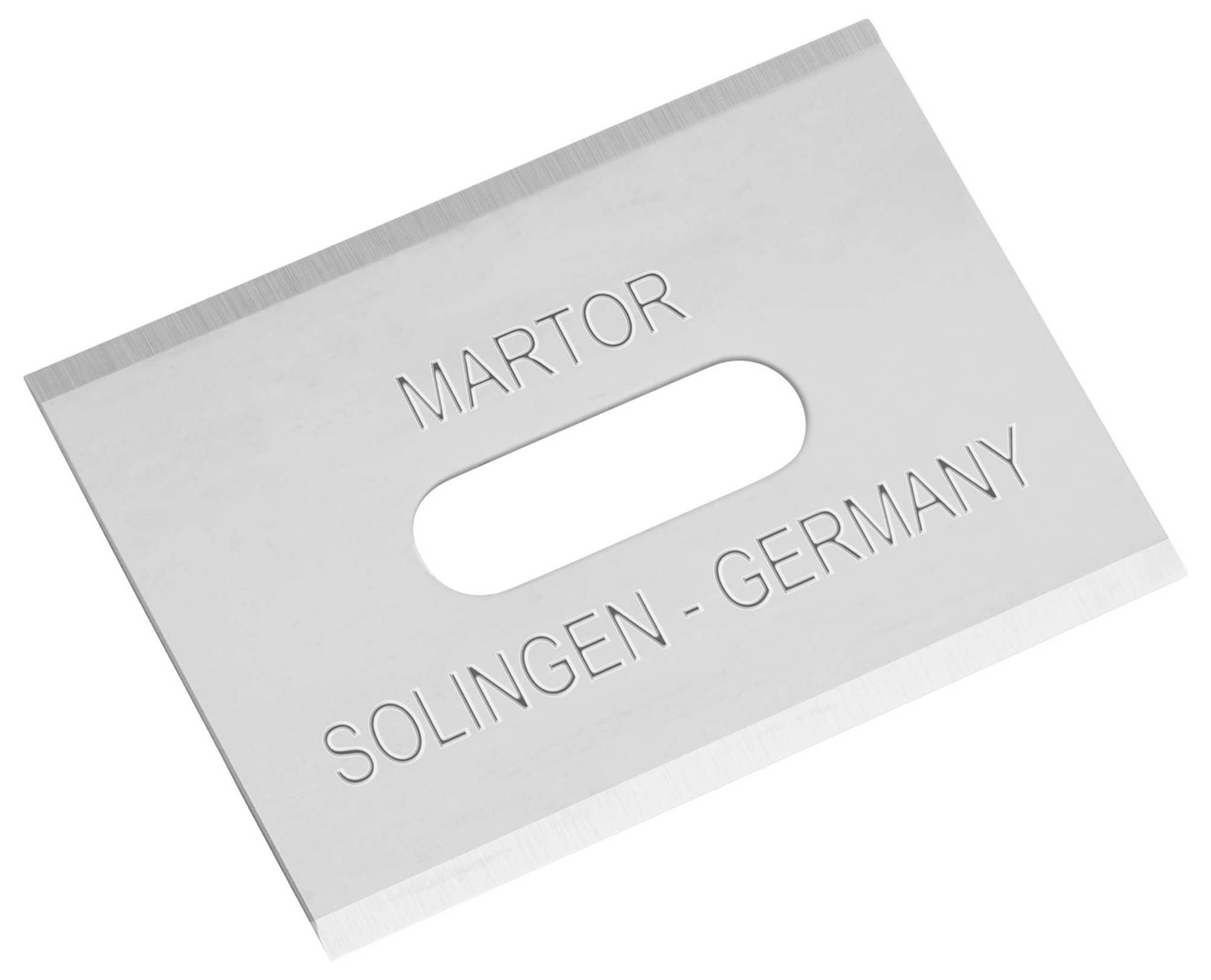 Lame de rasoir en métal avec l'inscription 'Martor Solingen - Germany'. Design rectangulaire avec un trou ovale au centre.