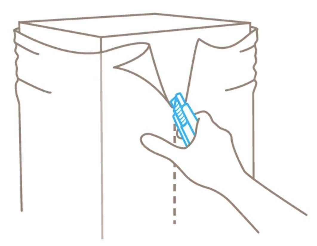 Une main utilise un couteau pour ouvrir un carton le long d'une ligne pointillée.