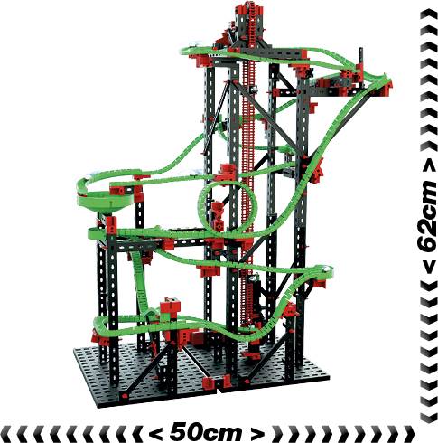 Un modèle de montagnes russes en briques de plastique avec un design vert et rouge. Le modèle mesure 62 cm de hauteur et 50 cm de largeur.