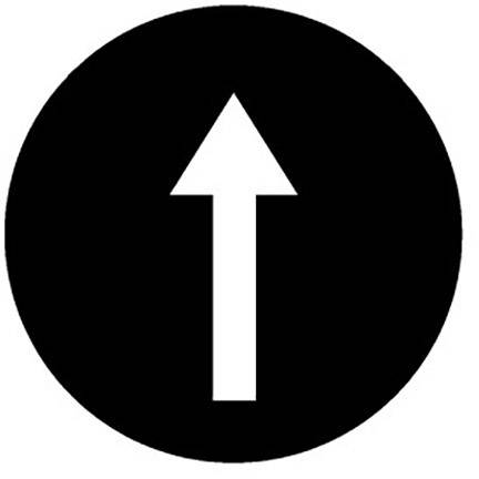 Une flèche blanche dans un cercle noir pointe vers le haut, ce qui suggère une instruction ou une recommandation de direction.