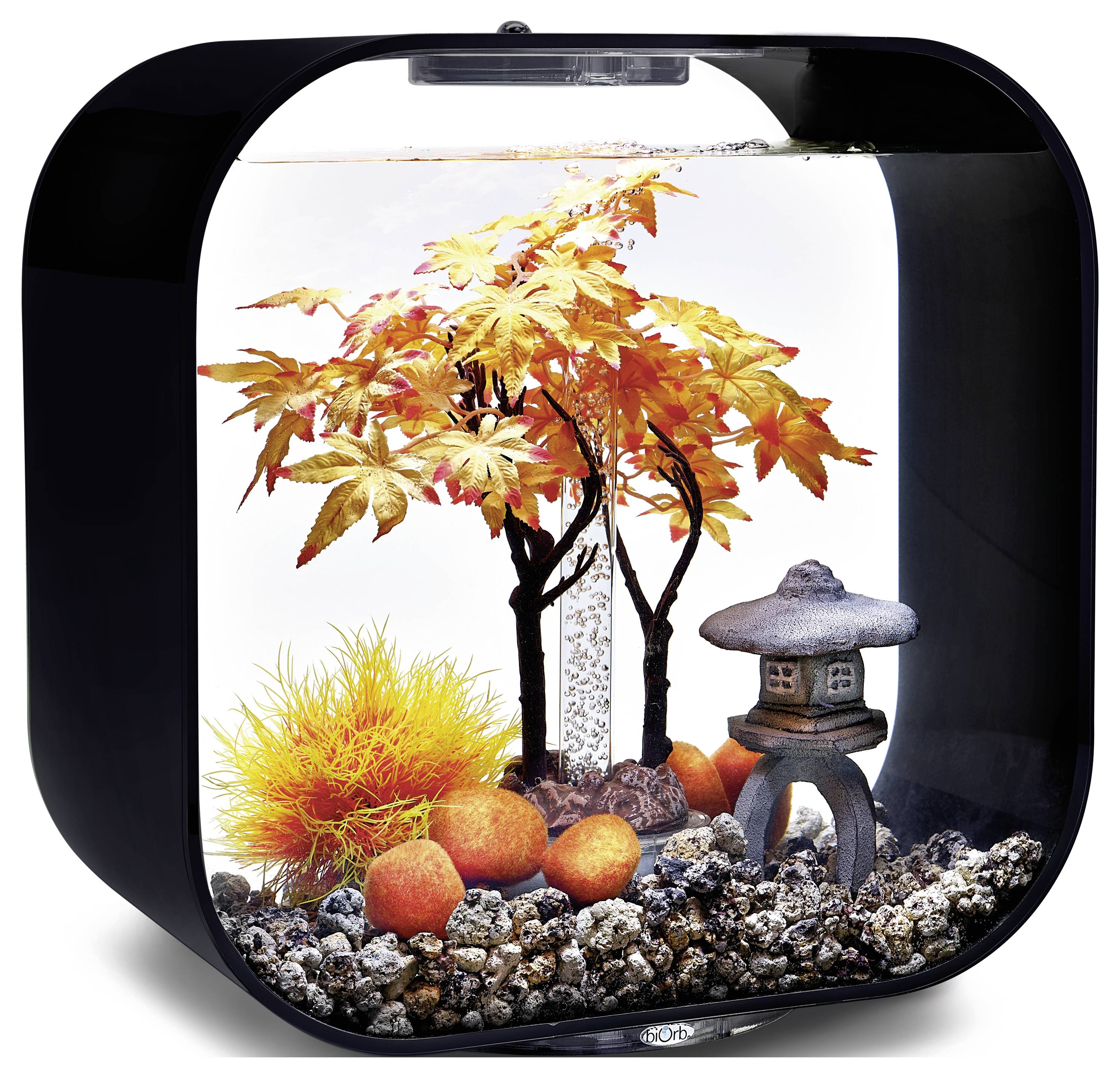 Un aquarium moderne avec un feuillage orange et jaune, des pierres décoratives et une petite sculpture de pagode. Aucun poisson n'est visible.
