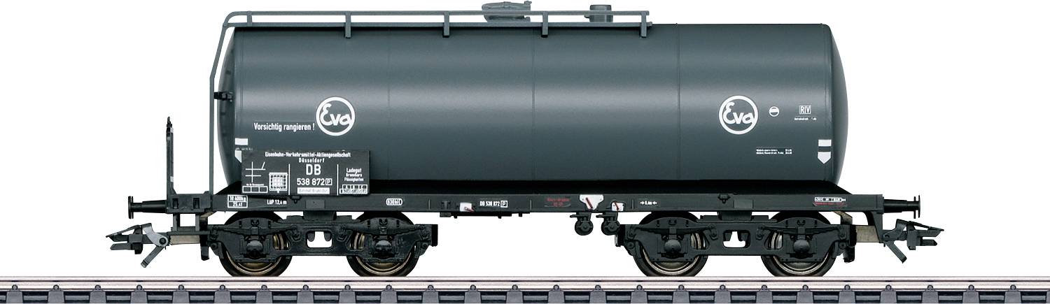 Wagon-citerne noir sur une voie ferrée, vu de côté, avec logos et inscriptions techniques ; utilisé pour le transport de liquides.