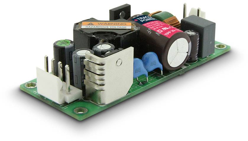 Une carte électronique avec plusieurs composants, comprenant des condensateurs, des résistances et des connecteurs, sur un support vert.