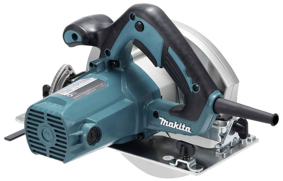 Scie circulaire électrique manuelle Makita avec poignée bleue et câble secteur noir, adaptée pour des coupes précises dans le bois et autres matériaux.
