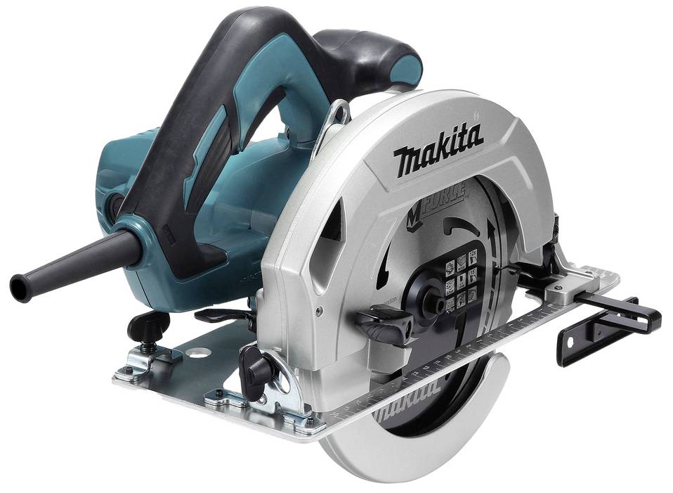 Scie circulaire manuelle en bleu et argent. Adaptée pour couper le bois. Avec poignée ergonomique et logo Makita visible.