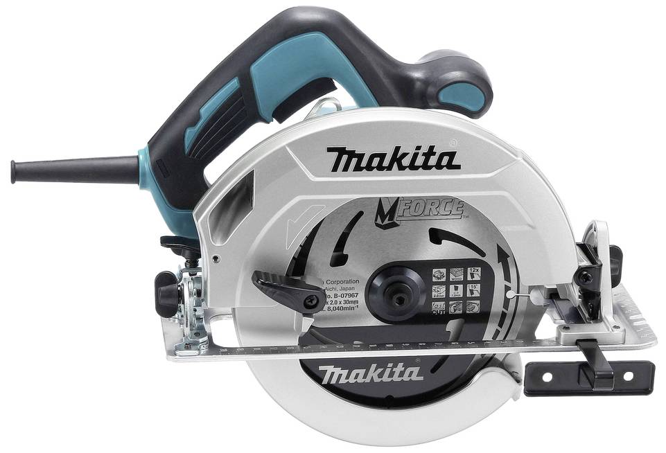 Scie circulaire avec poignée bleu-noir et boîtier argenté. La marque 'Makita' bien visible sur la face avant.