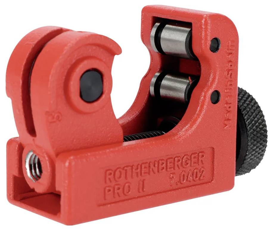 Un coupe-tube rouge doté de deux lames circulaires et d'un bouton réglable. Conçu pour couper précisément les tuyaux lors de travaux de plomberie.