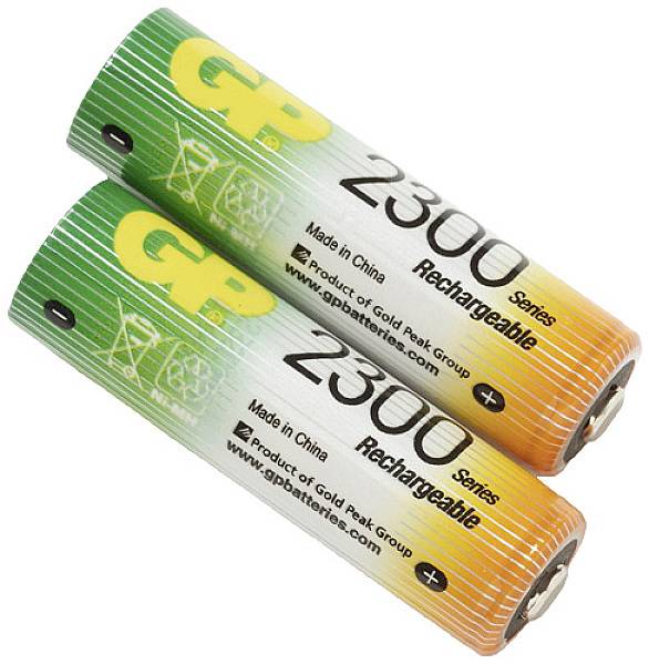 Deux piles rechargeables GP AA, modèle 2300, disposées côte à côte. Elles sont vert-blanc-orange et conviennent aux appareils électroniques.