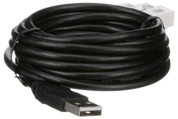Câble USB noir enroulé avec une fiche USB-A standard et une extrémité de connecteur blanc, présenté sur un fond uni.