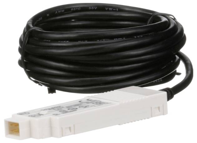 Câble enroulé noir connecté à une fiche rectangulaire blanche, présenté sur un fond uni.