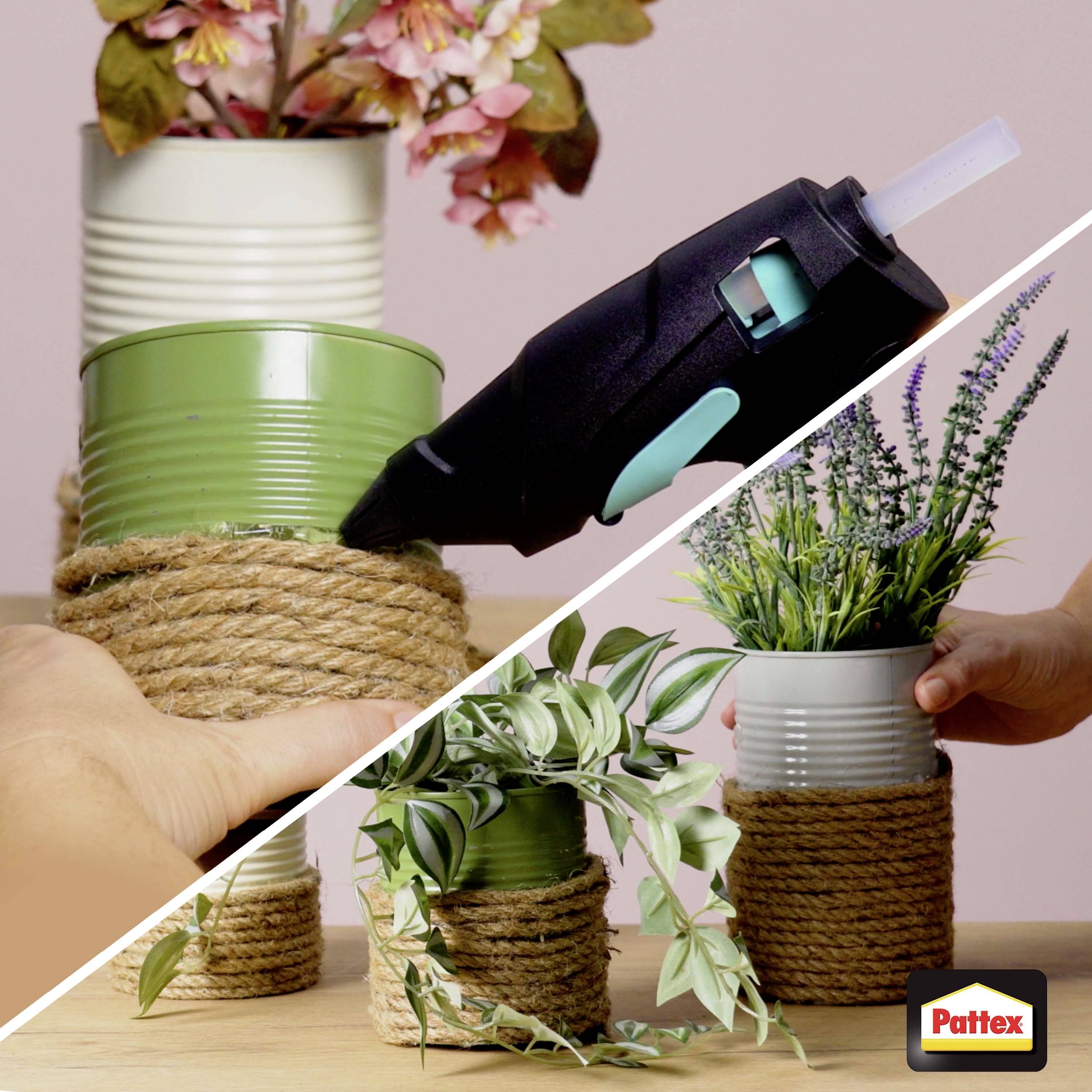 Des mains créent des pots pour plantes DIY en enroulant de la corde de jute autour de boîtes de conserve collées, ajoutant des plantes pour la décoration, le tout montré avec un pistolet à colle et le logo Pattex.