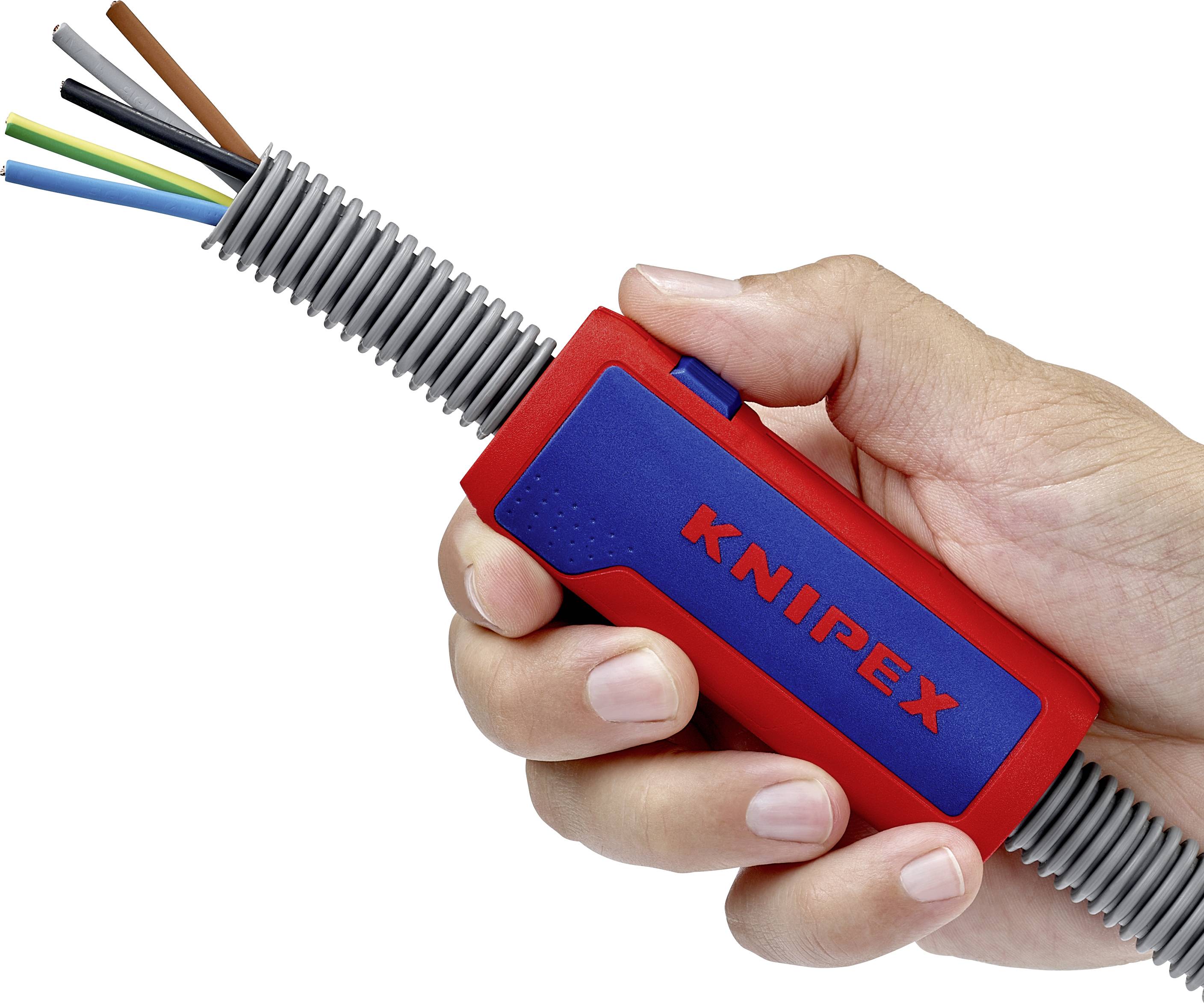 Une main tient un outil portant l'inscription 'Knipex', servant à guider des câbles dans une gaine de protection.