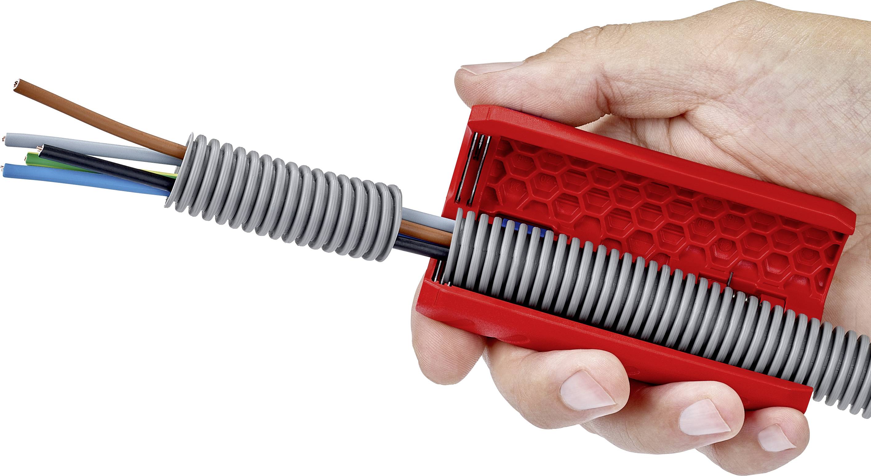 Une main tient un gaine de protection de câble rouge, d'où dépassent des fils électriques multicolores.