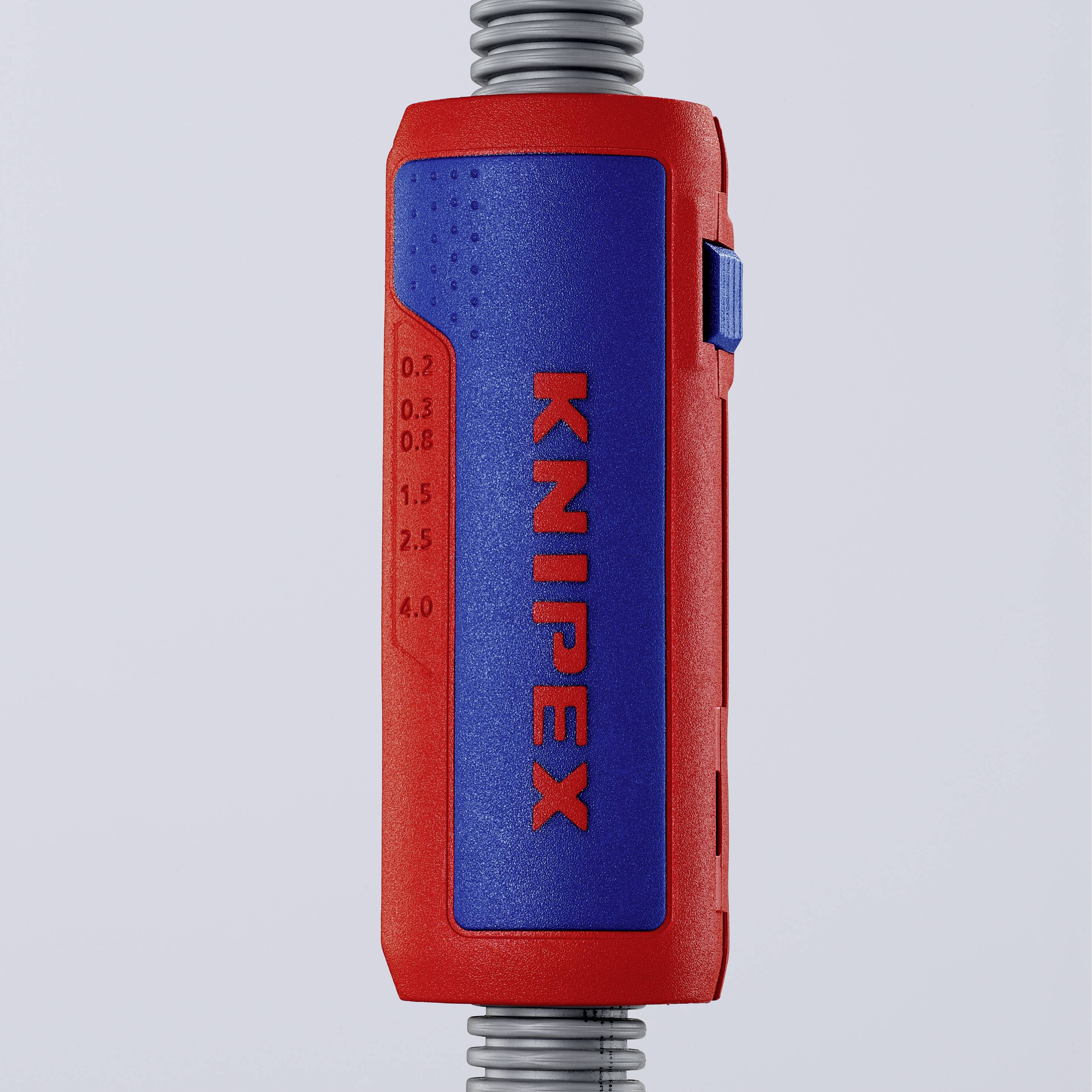 Coupe-câble KNIPEX rouge, avec échelles indiquant les diamètres de fils de 0,2 à 4,0 mm.