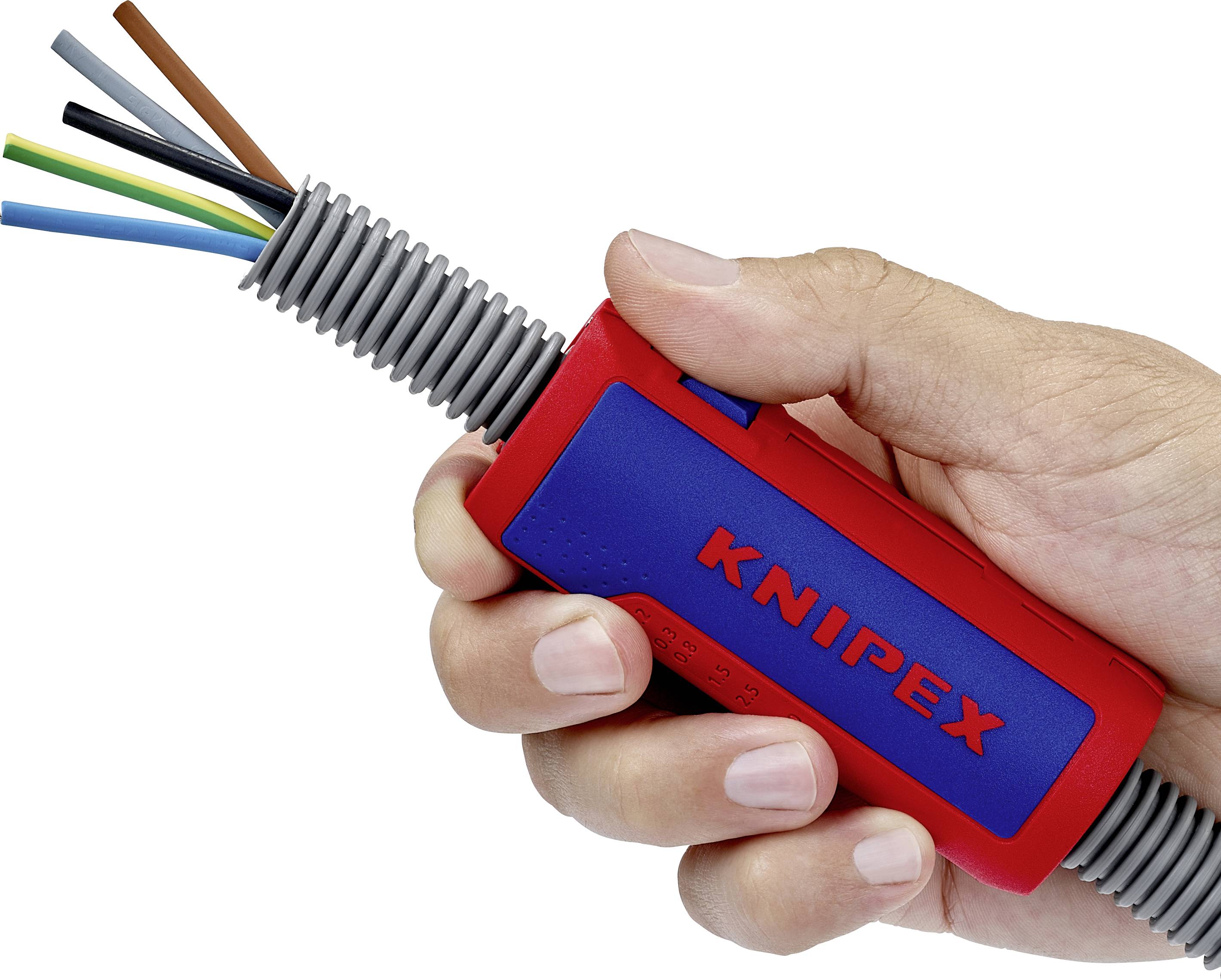 Une main tient un dénudeur de câbles Knipex, qui s'apprête à dénuder un câble multiconducteur.