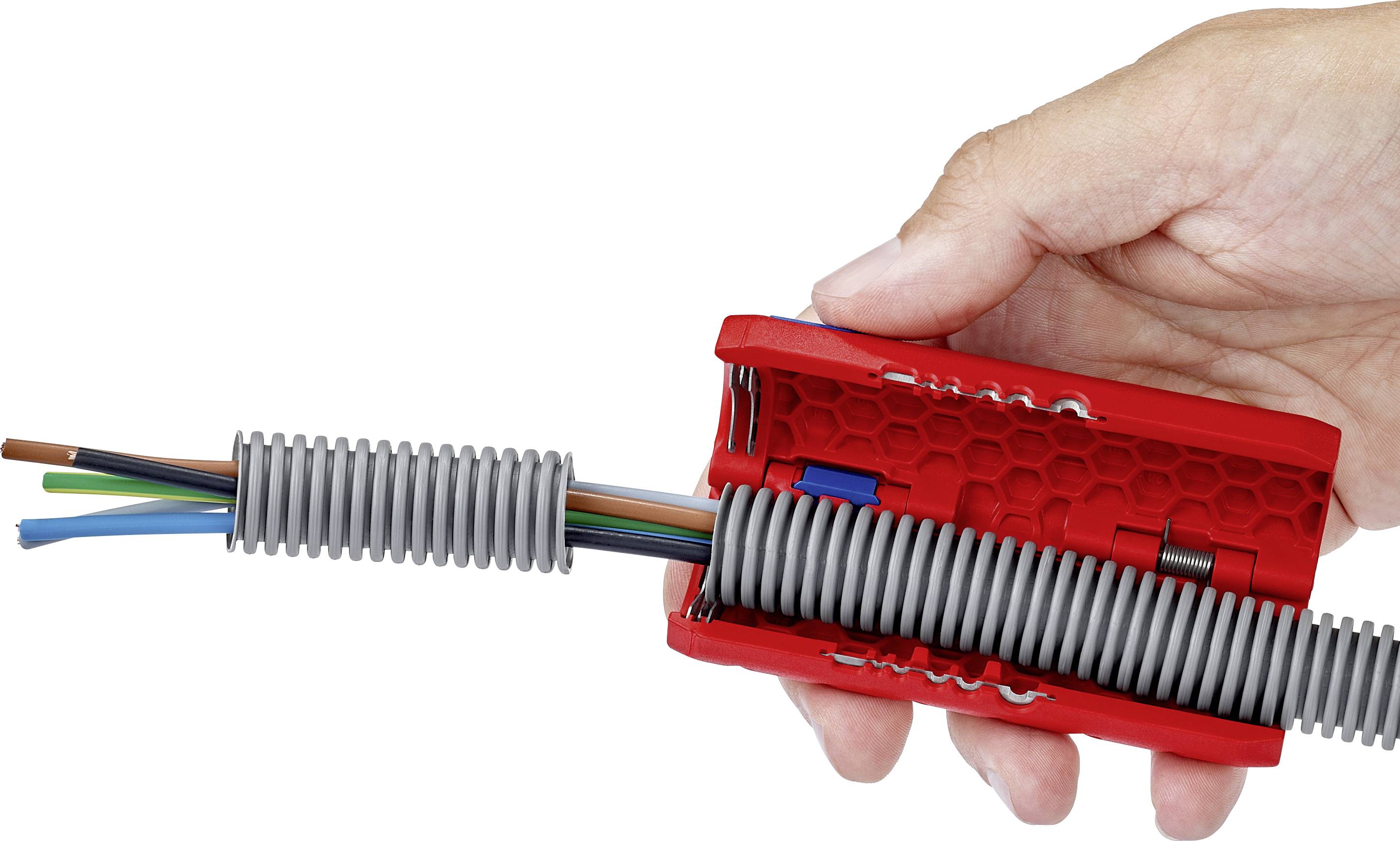 Une main tient un boîtier de dérivation rouge dans lequel plusieurs fils isolés sont acheminés. Idéal pour les installations électriques.