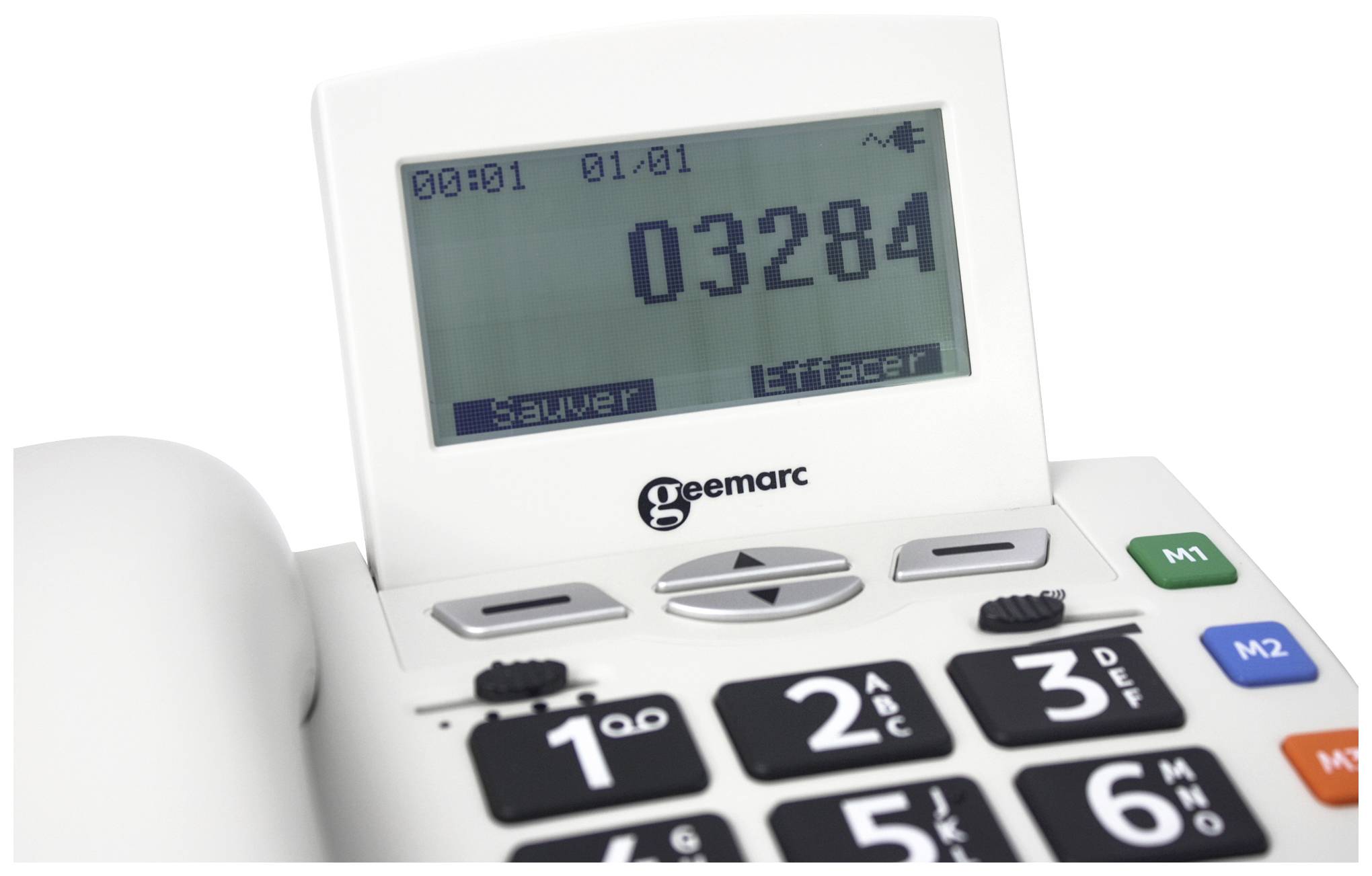 Un téléphone avec un grand clavier et un affichage numérique montrant le numéro '03284'. Touches de rappel et de mémorisation.