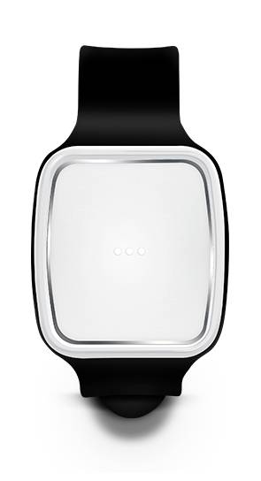 Une montre connectée moderne, noire, avec un écran carré. L'écran est éteint, et la montre présente un design minimaliste.