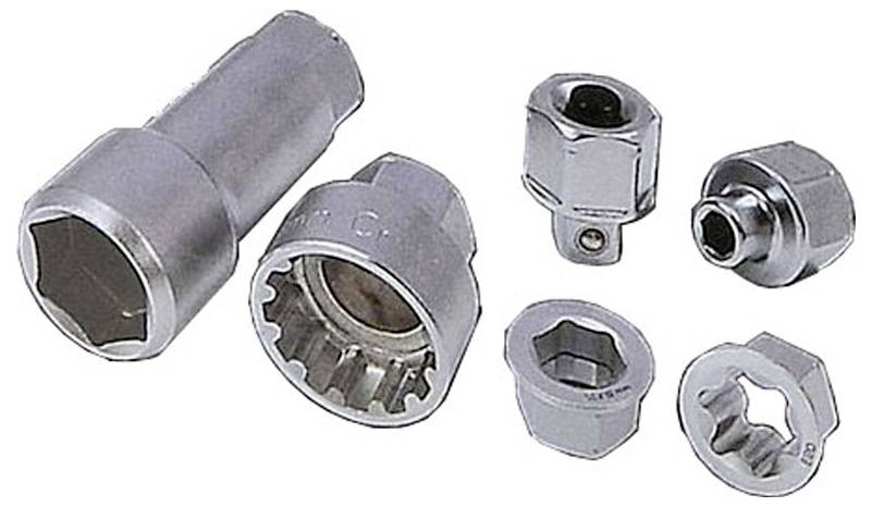 Six différents embouts de clé à douille en métal, de différentes tailles et formes, disposés sur un fond blanc.