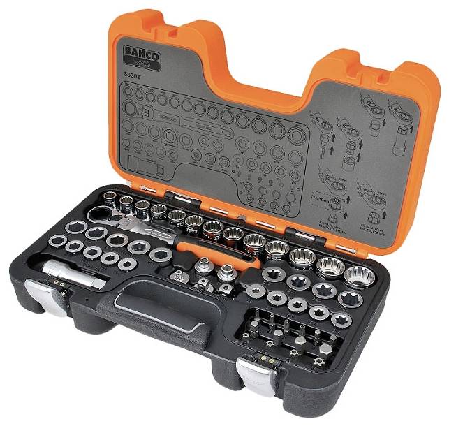 Jeu de clés à cliquet dans un coffret rigide orange et noir ouvert. Différentes douilles et outils sont rangés de manière organisée.