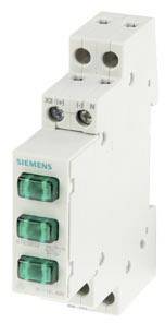 Un disjoncteur tripolaire de Siemens, monté sur un rail DIN, avec des surfaces de commande marquées en vert.