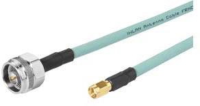 Câble d'antenne avec deux connecteurs : à gauche, une grande prise argentée, à droite, une petite prise dorée. Le câble est bleu clair.