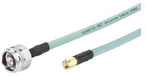Un câble d'antenne avec deux connecteurs différents. À gauche, un connecteur métallique plus grand, à droite, un connecteur doré plus petit.