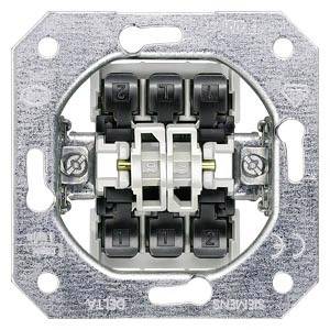 Un interrupteur électrique avec plusieurs bornes et vis, monté dans un cadre métallique. Adapté pour différents types de câblages dans les bâtiments.