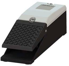 Une pédale électronique de machine en noir et gris avec une surface antidérapante, utilisée pour le contrôle de machines.