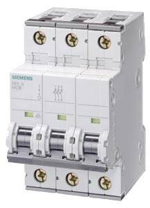 Un disjoncteur tripolaire blanc de marque Siemens, utilisé dans les tableaux électriques pour protéger les circuits électriques.