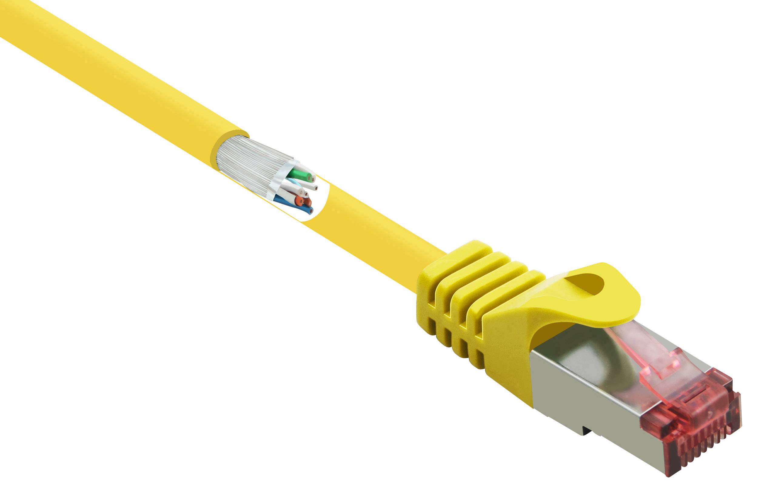 Câble réseau jaune avec connecteur RJ45, vue partiellement ouverte montrant la structure interne du câble.