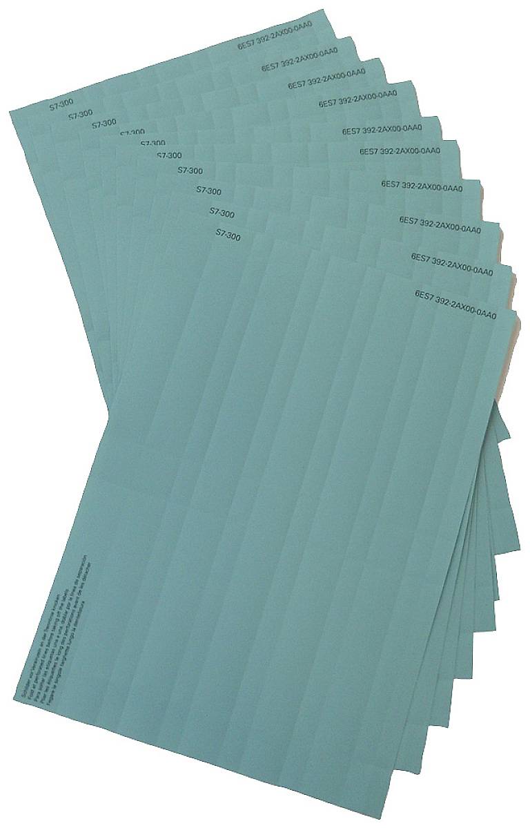 Plusieurs feuilles de papier turquoise avec des chiffres imprimés, disposées en diagonale.
