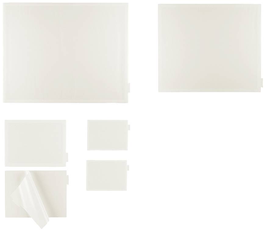 Six objets rectangulaires blancs de différentes tailles sur un fond blanc, probablement des feuilles de papier ou des enveloppes.