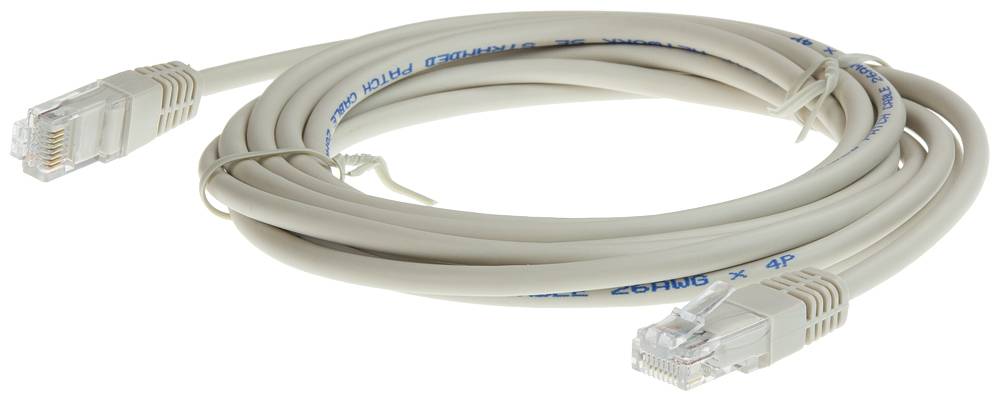 Un câble Ethernet enroulé avec des connecteurs RJ45 aux deux extrémités, utilisé pour les connexions réseau.