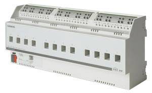 Dispositif de commande électrique avec plusieurs connexions, probablement destiné à être utilisé dans un coffret électrique. Les caractéristiques sont bien visibles.