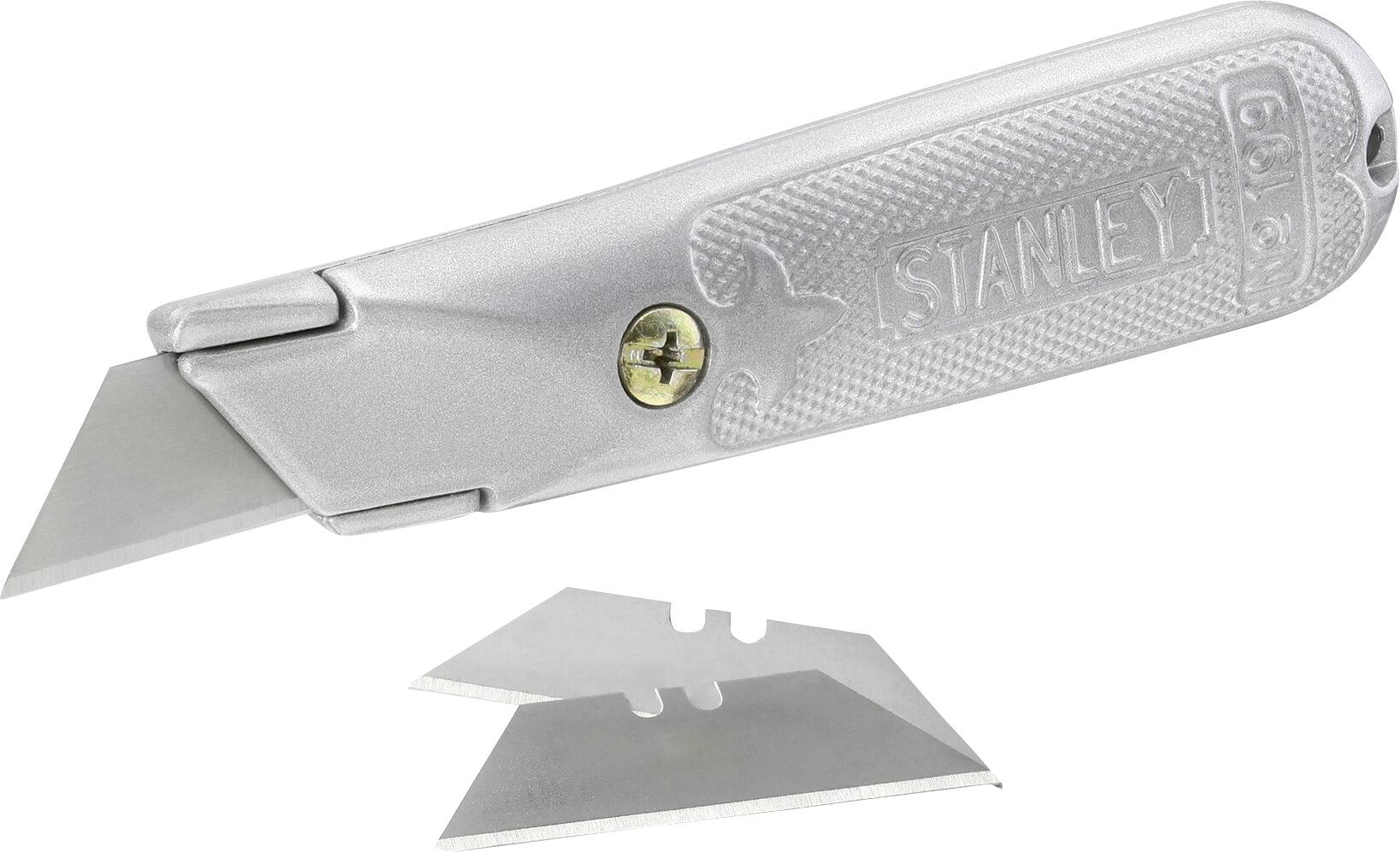 Un couteau universel Stanley argenté avec sa lame dépliée, accompagné de deux lames de rechange.