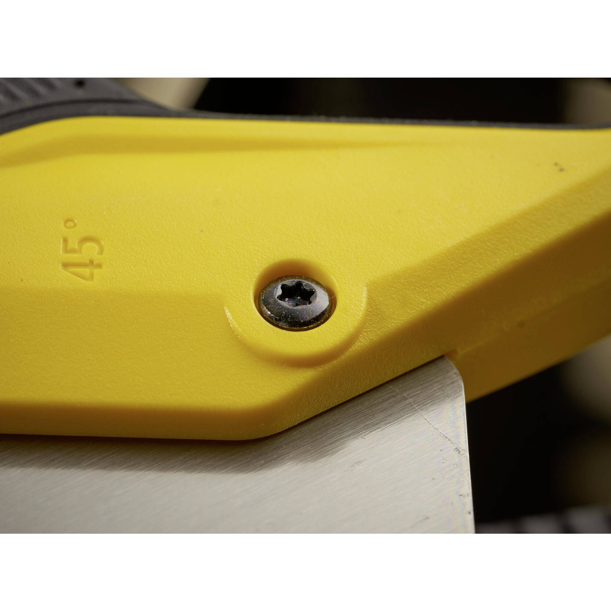 Gros plan d'un guide de scie jaune avec une vis visible et une échelle de mesure à 45 degrés, permettant un réglage précis de la coupe.