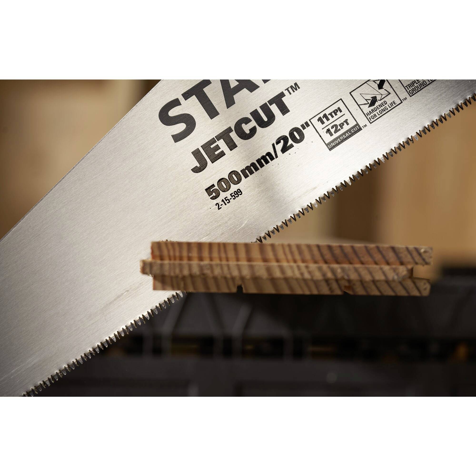 Une scie coupe un morceau de bois. Sur la scie, on peut lire 'JETCUT' et '500mm/20