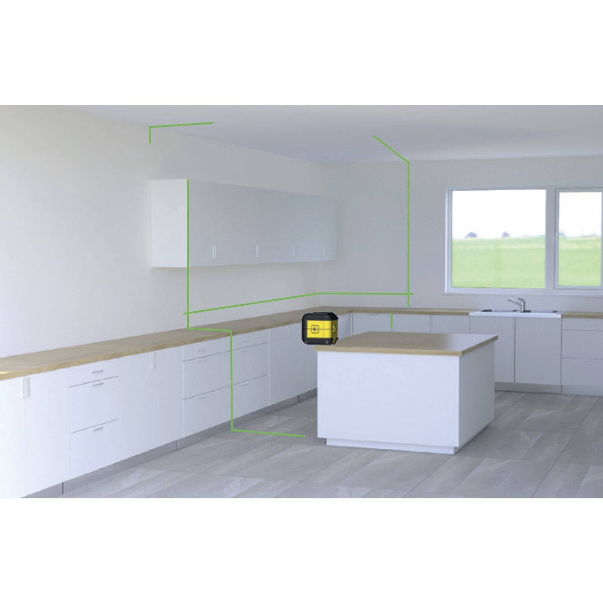 Cuisine spacieuse et lumineuse avec un placard blanc, une table en bois et un appareil de mesure laser-niveau posé sur le plan de travail pour un alignement précis.