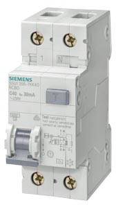 Un disjoncteur gris Siemens avec un marquage bleu et blanc, dont le numéro de modèle est visible, est représenté dans une orientation verticale.