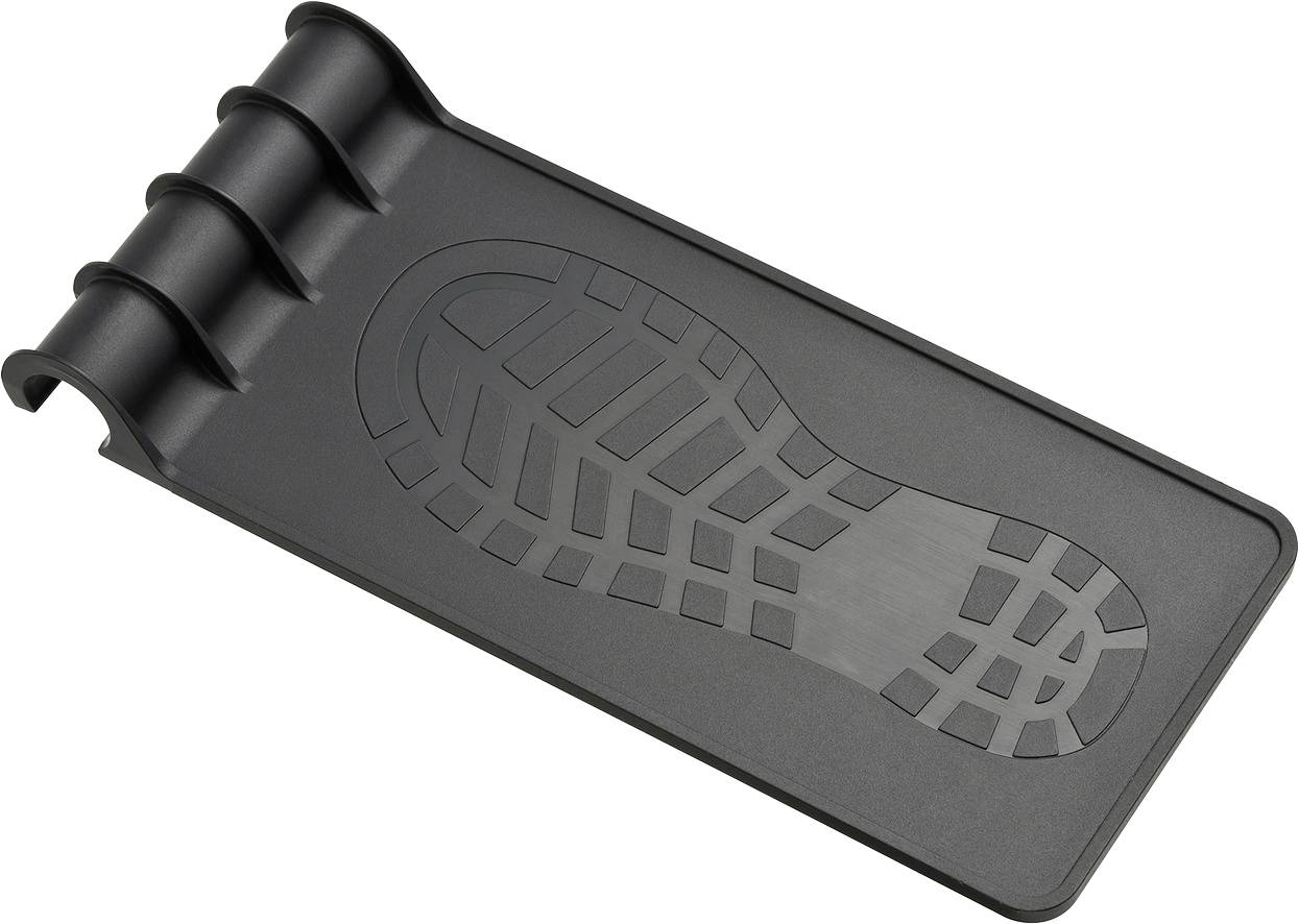 Tapis d'exercice noir avec des rainures moulées surélevées pour les pieds et une empreinte de semelle de chaussure sur la surface.