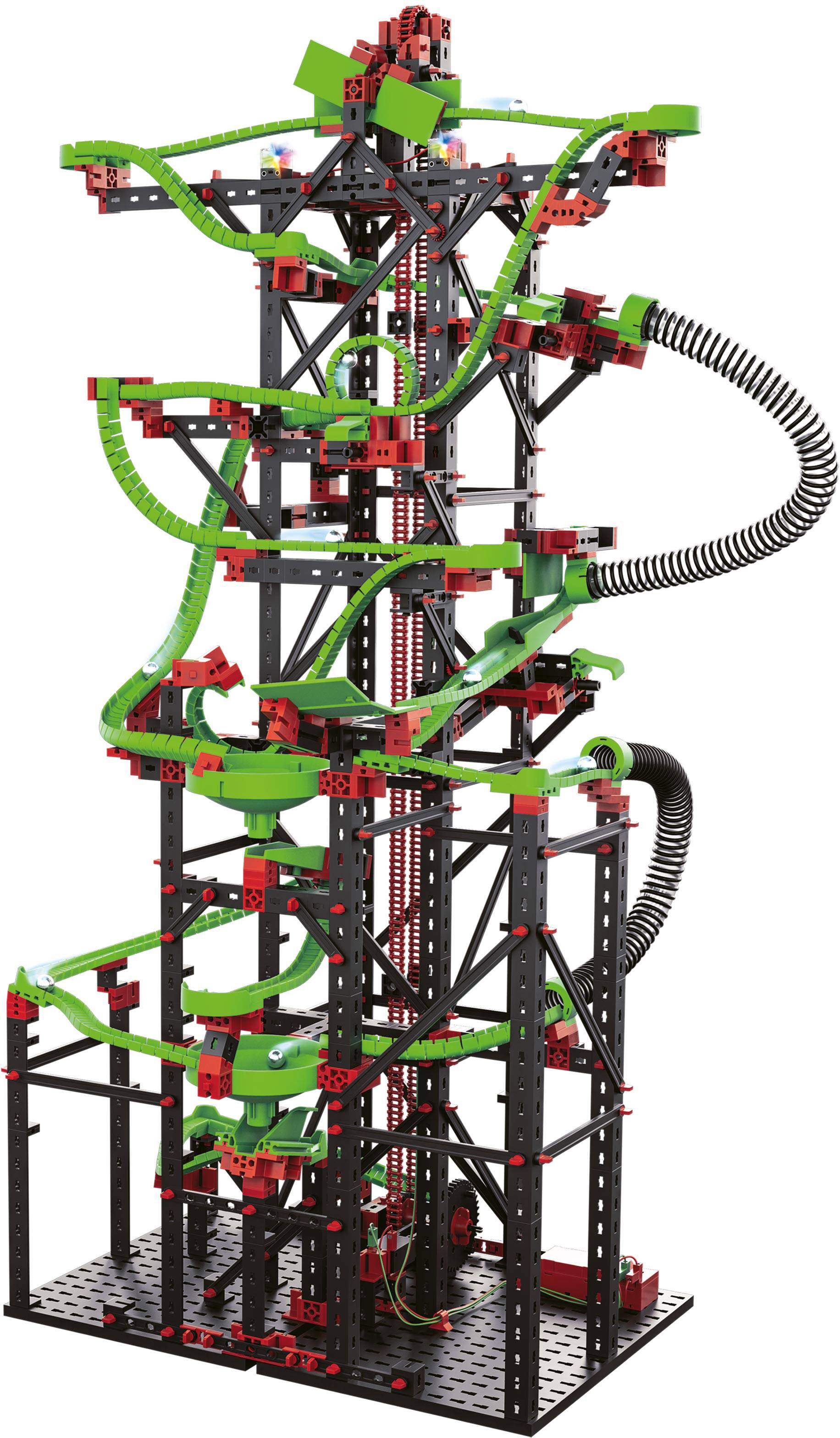 Une haute tour complexe en kit, composée d'éléments noirs et rouges avec des rails et des tubes verts, probablement destinée aux billes.