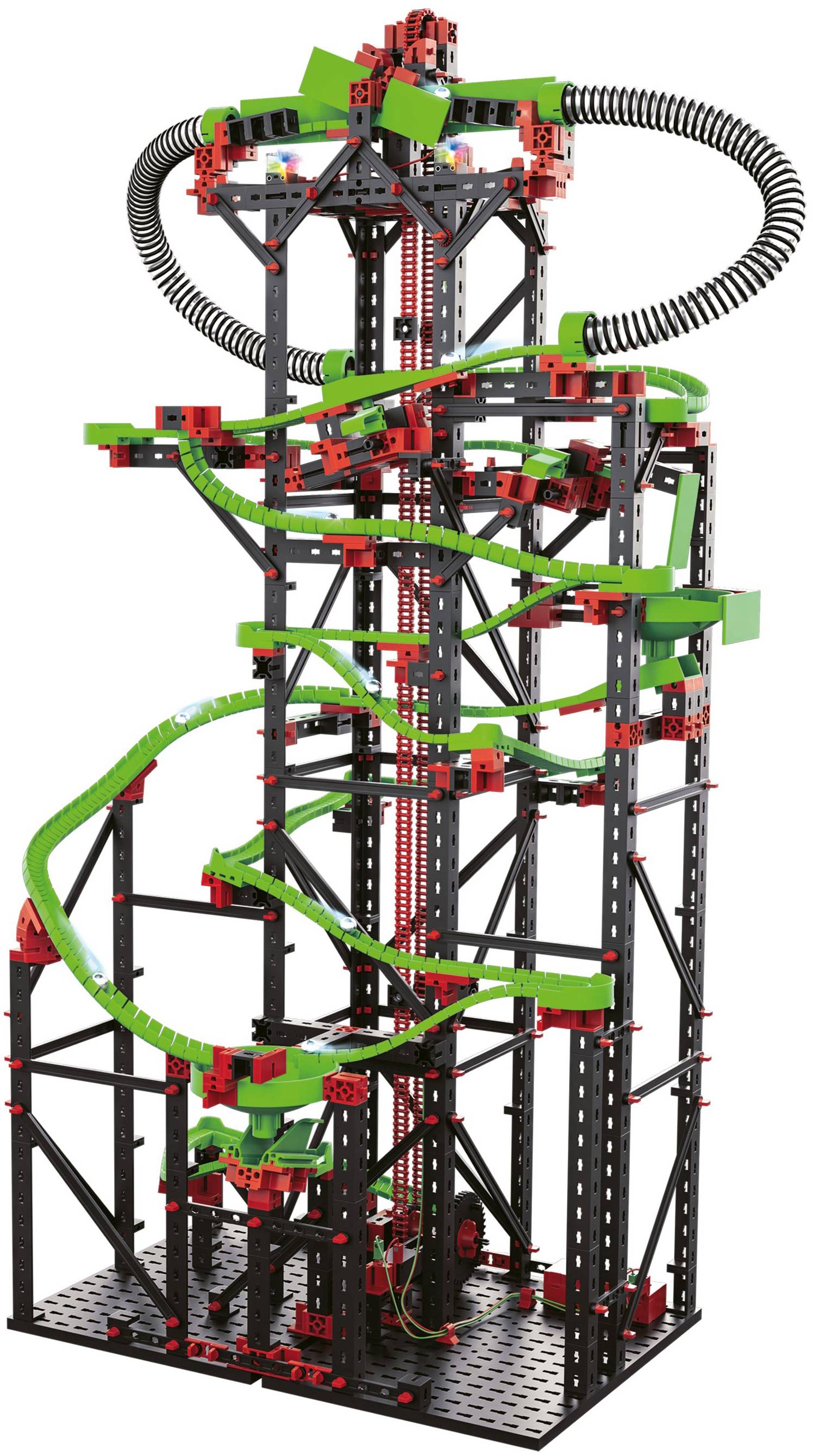 Une haute tour construite avec des blocs de construction colorés, avec un toboggan vert qui s'enroule autour de la structure et des supports noirs.