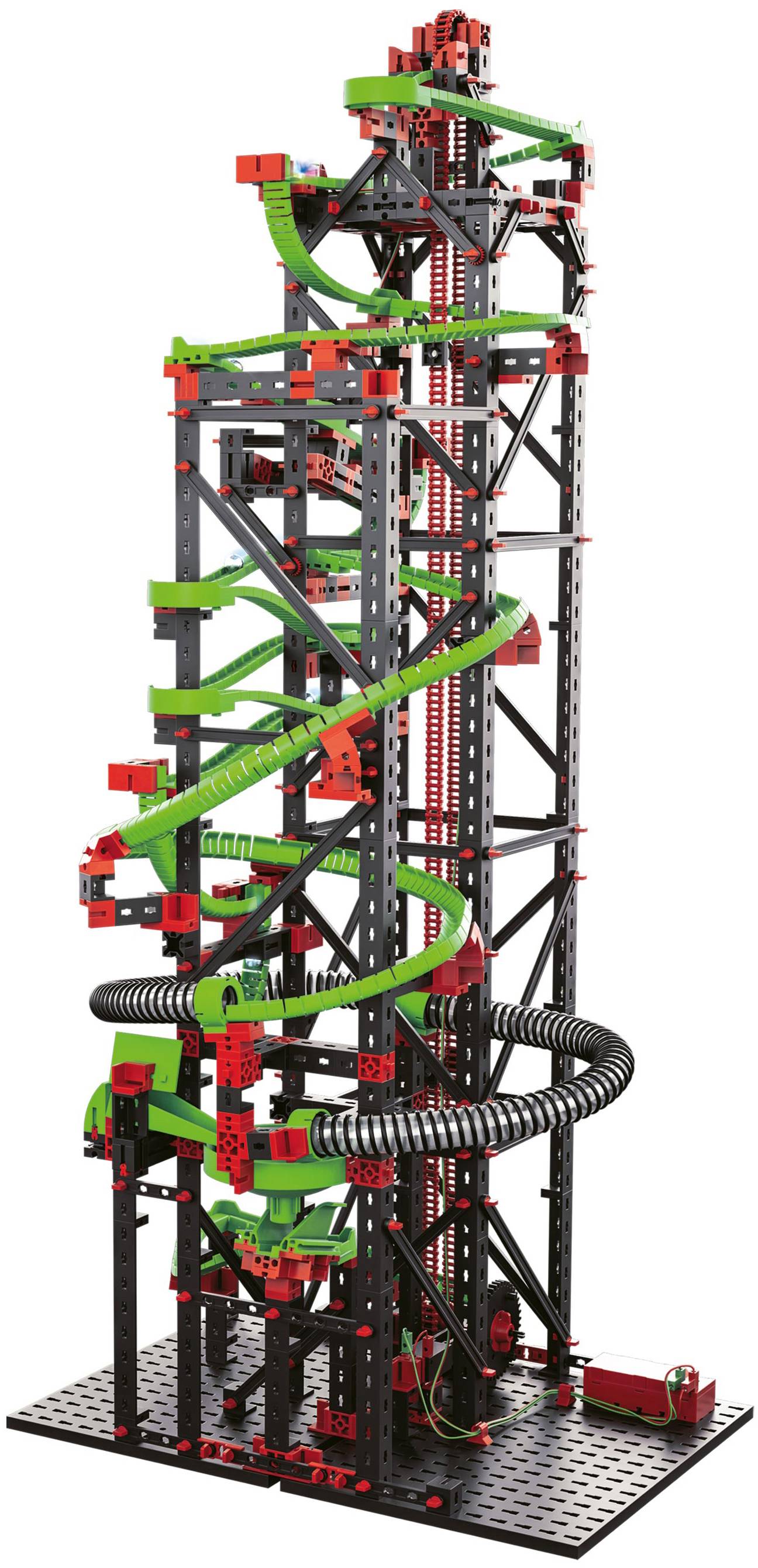 Un modèle complexe de circuit de billes composé de pièces noires et rouges avec des rails verts. Présente une structure élevée avec des virages et des ascenseurs.